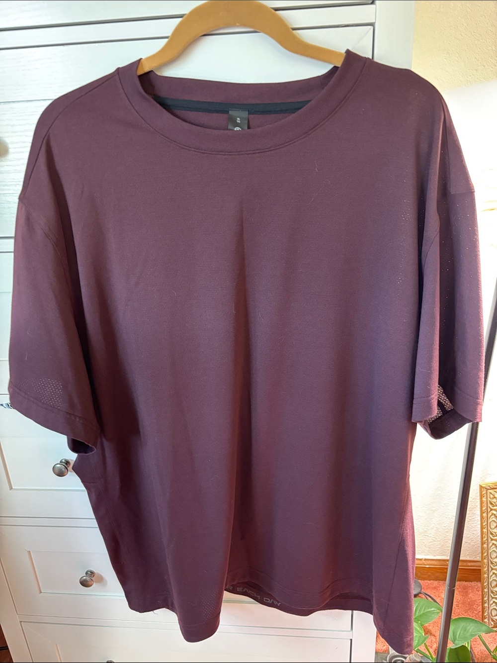 lululemon athletica Men's Short Sleeve Tee in Midnight Plum Size XL - Picture 4 of 9